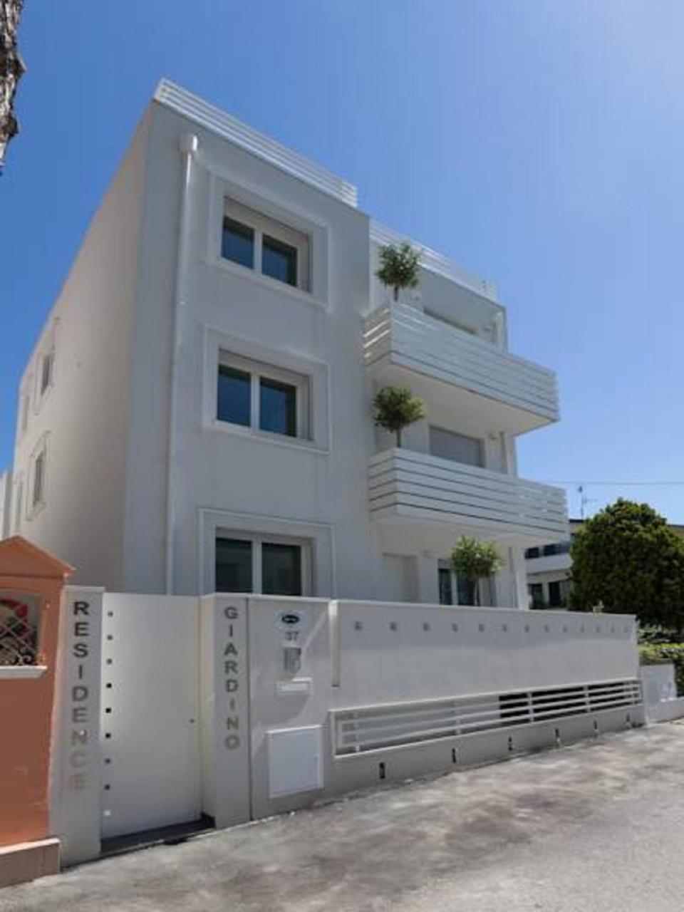 Residence Giardino Riccione Kültér fotó